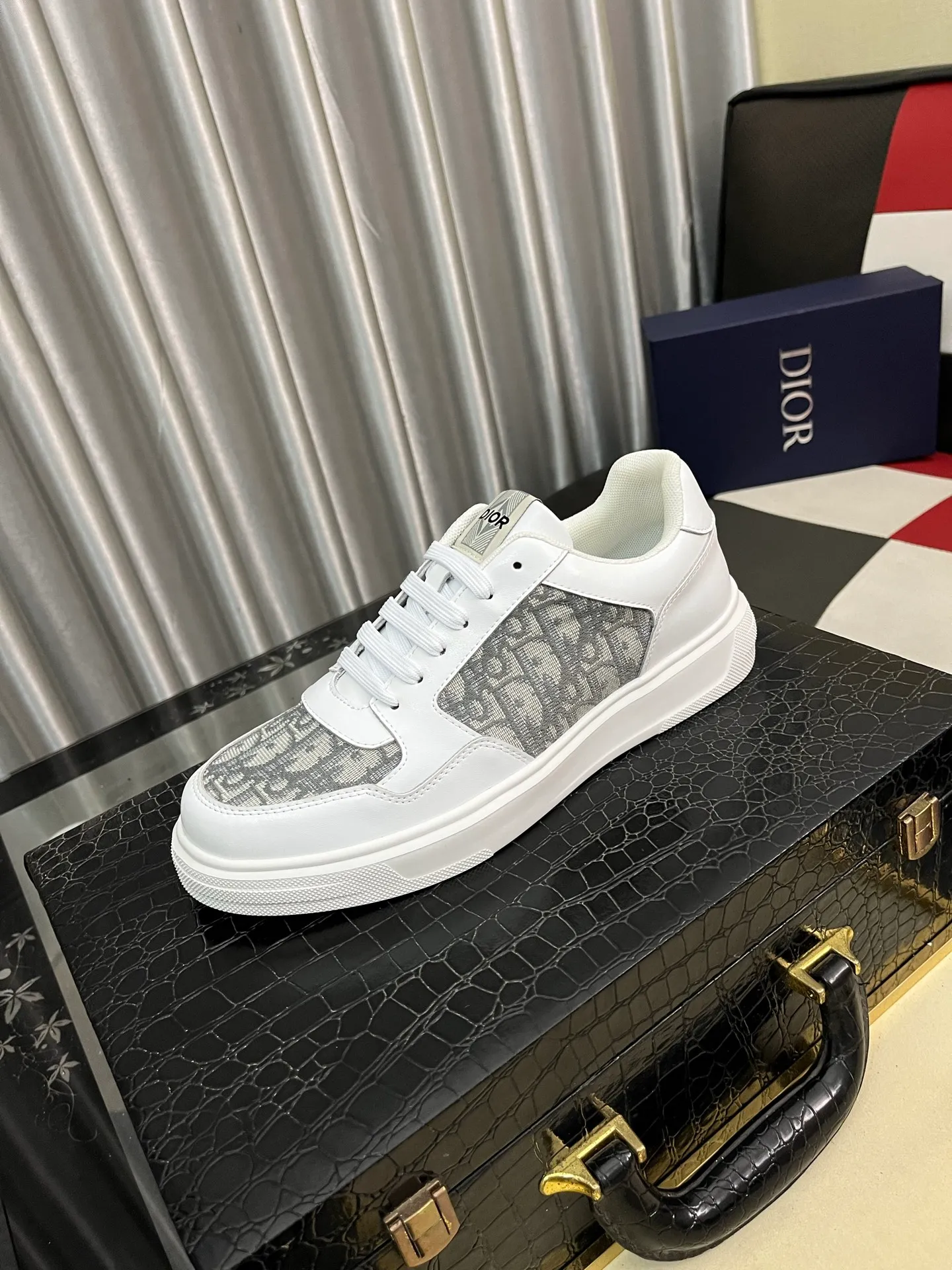 Men's men's shoes 💰420⌚️⌚️Dior unique modern style sneakers. Counter purchasing 🏃casual leather shoes😍😍 original cowhide leather imported from Italy (refuses to discolor and grind feet) soles: original soles specially provided by the original factory, super cool 😍breathable when walking 👍 style design ⚠️ super comfortable and wear-resistant original soles. Just like shooting the real thing 🎬The real thing is better Code number: 38-442️⃣Colors available